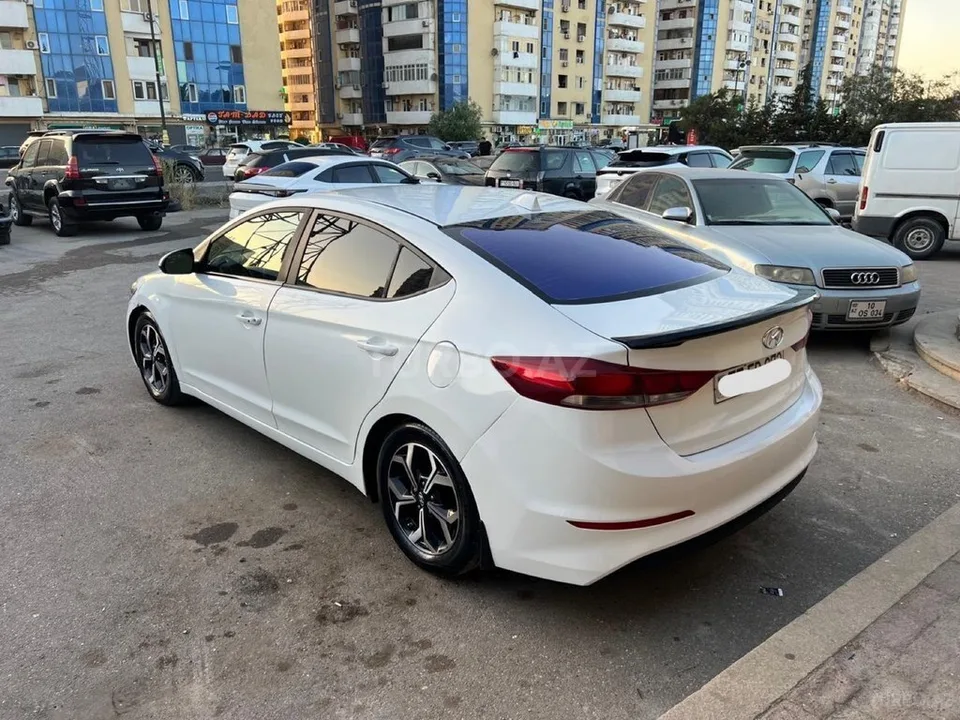 Hyundai Elantra — foto 2/4