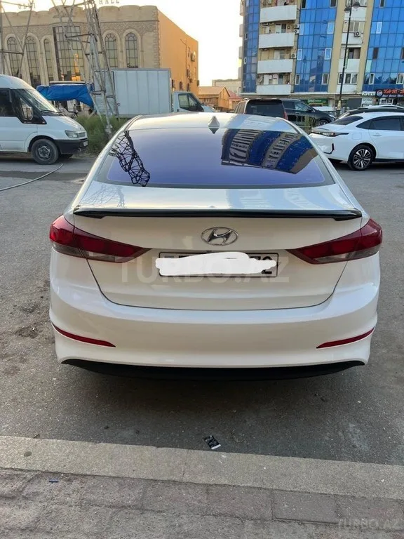 Hyundai Elantra — foto 3/4