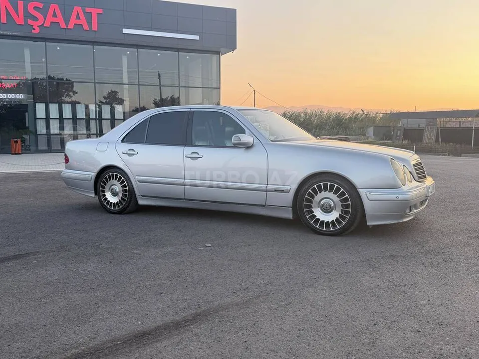 Mercedes E 240 — foto 3/4