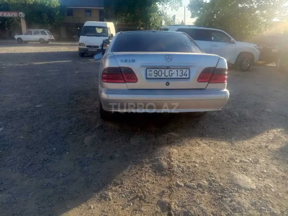 Mercedes E 320 — foto 2/4