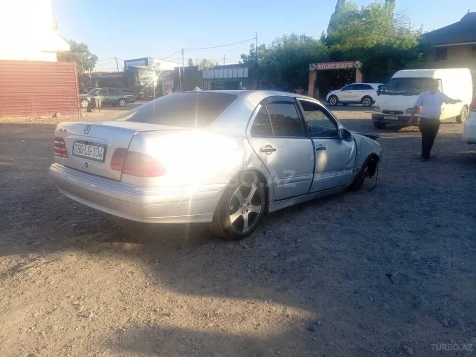Mercedes E 320 — foto 4/4