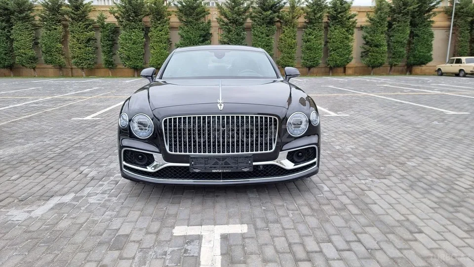Bentley Flying Spur — foto 1/4