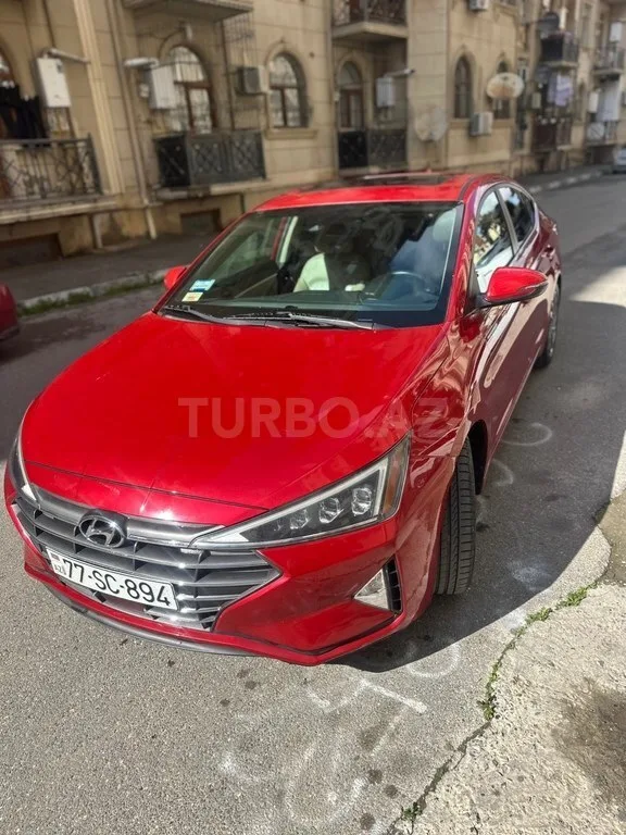 Hyundai Elantra — foto 1/4