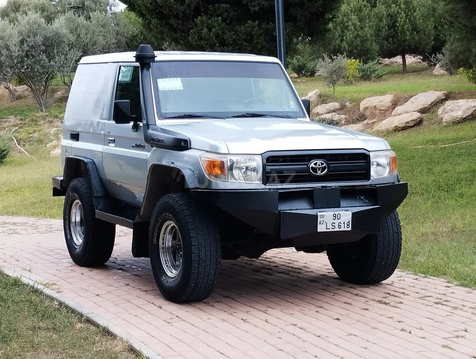 Toyota Land Cruiser — foto 1/4